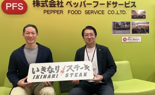 左から株式会社mov 専務取締役 / COO 菊池惟親 さん、株式会社ペッパーフードサービス 執行役員 営業企画室 部長 冨田拓也 さん