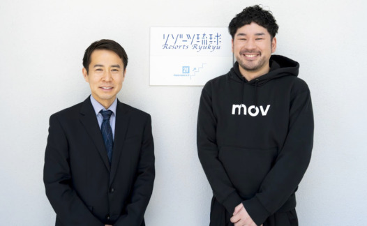 写真左 柿迫 様：リゾーツ琉球株式会社 品質管理部。グループ10ホテルの品質管理および口コミ・アンケート分析を統括